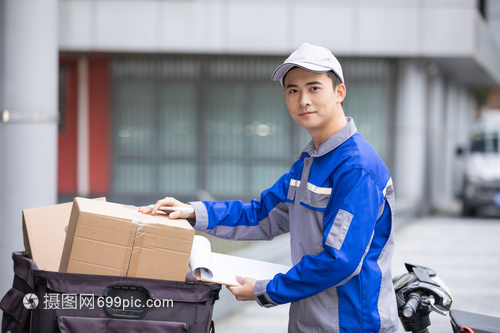 快递小哥的户外坚守 烈日风雨中的装卸服务